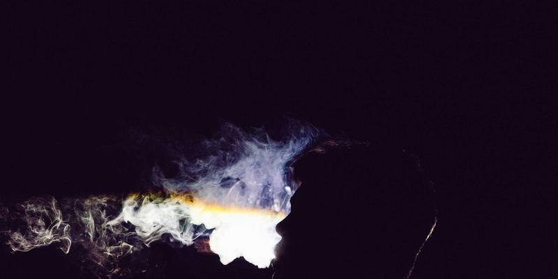 从自我提升到数字生活：深度解析Tom Olson与竞争对手的市场战略差异